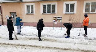 Студенты продолжают принимать участие в субботниках по уборке снега