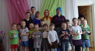 Волонтерская практика продолжает приносить радость детям и первокурсникам