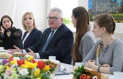 Министр образования встретился с лучшими студентками страны