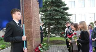 Церемония возложения цветов к памятнику студентам и преподавателям, погибшим в годы Великой Отечественной войны