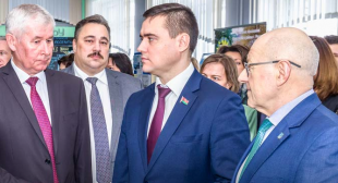 Газета «Адзінства». Министр образования Андрей Иванец посетил Лошницкую гимназию