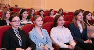 Газета «Настаўніцкая газета». Что формирует образ? Стилист Национальной школы красоты провела мастер-класс для будущих педагогов