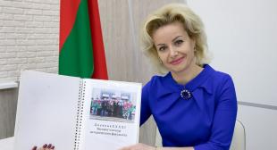 Газета «Знамя юности». Снимок на память. С деканом истфака БГПУ листаем альбомы с фотографиями прошлых «Звездных походов»