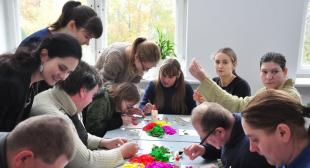 Информационный портал «Собор.by». Волонтеры БГПУ научили сотрудников социальных мастерских делать открытки в технике торцевания 