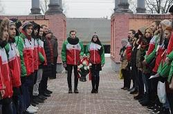 Новый день для отряда «Есть контакт» начался с возложения цветов к памятнику воинам-освободителям и экскурсии по Бобруйску 