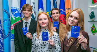 Портал 1prof.by. Профсоюзные билеты вручили профоргам 1 курса БГПУ
