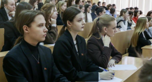 Портал sb.by. Около 150 студентов и педагогов БГПУ написали диктант в преддверии Международного дня родного языка