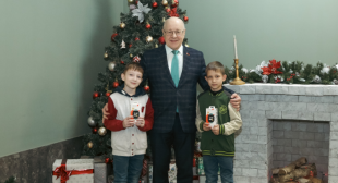Портал sb.by. Ректор БГПУ выступил в роли волшебника, исполнив новогоднее желание мальчика из многодетной семьи