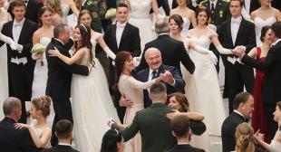 Портал TUT.BY. «Обошли все свадебные салоны города». Как участники готовились к Венскому балу с участием президента