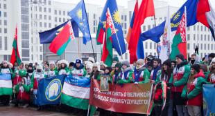 Сайт Минского областного исполнительного комитета. Участники «Звездного похода» почтили память павших на мемориале в Слуцке