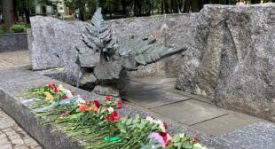 Состоялось возложение цветов к монументу Янки Купалы, посвященное 140-летию со дня его рождения