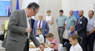 Телеканал «Беларусь 5». Международный гроссмейстер Борис Гельфанд в БГПУ провел сеанс одновременной игры с юными шахматистами Беларуси