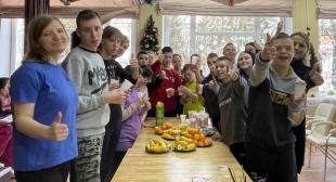 Волонтеры объединения «Доброе сердце» ФДО БГПУ провели мастер-класс по изготовлению новогодних поделок для воспитанников детского дома