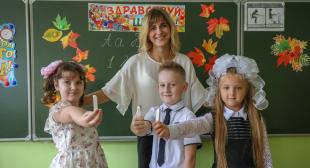 Газета «Рэспубліка». «Жили друг напротив друга, играли в школу, сидели за одной партой, вдвоем поступили в педуниверситет»: двоюродные сестры из Браслава стали учительницами